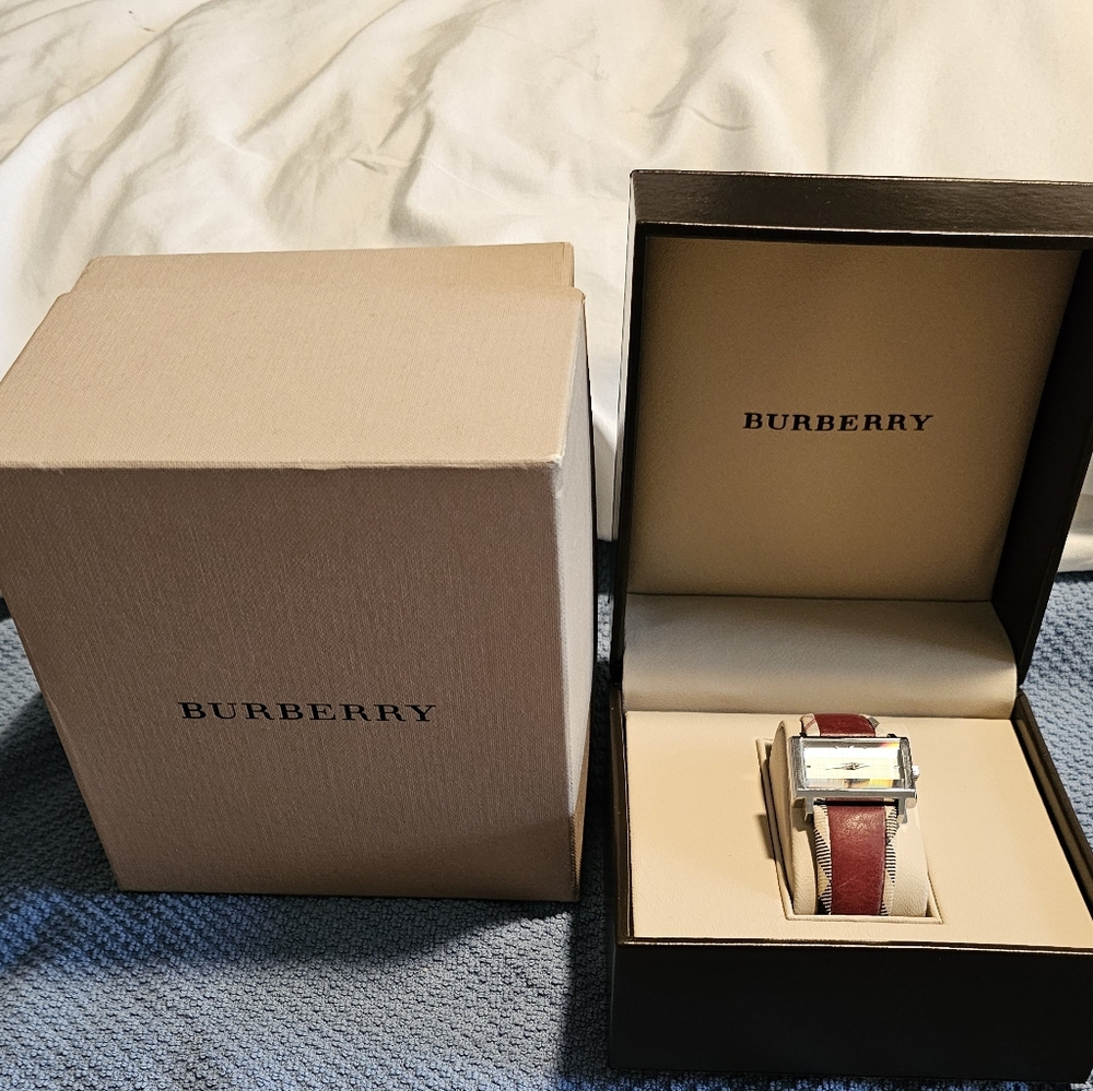 Burberry BU2152 Women’s Heritage Watch, Rectangular Face, Nova Check Strap & Box - Picture 3 of 15